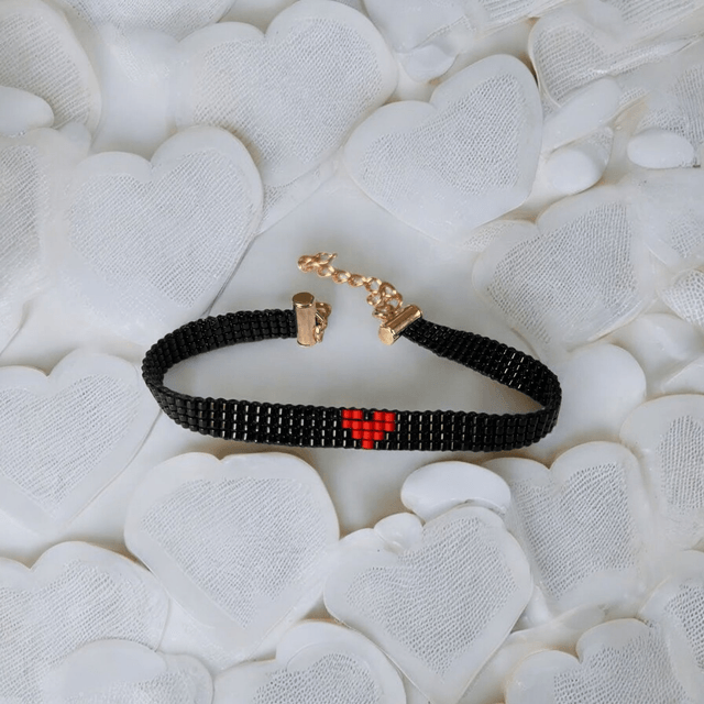 Bracelet fin noir coeur rouge