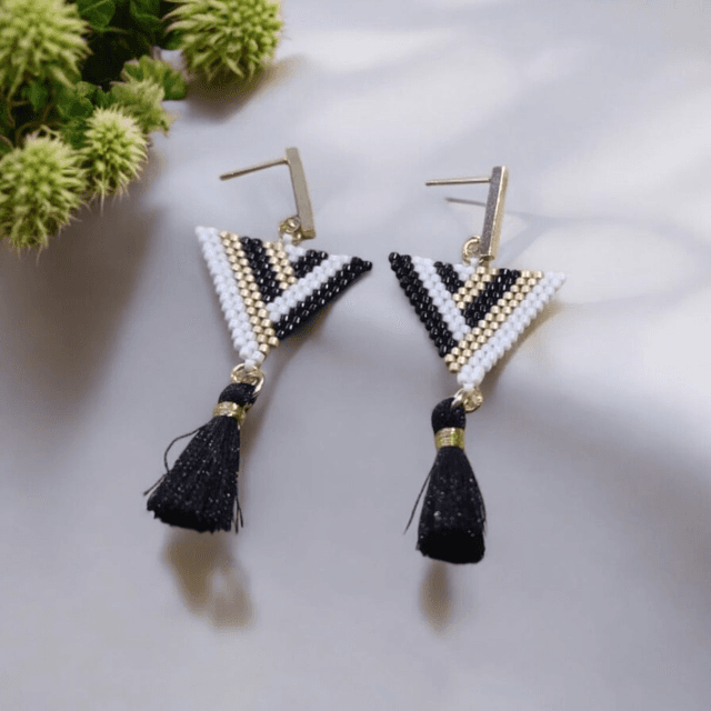 Boucles d&#039;oreilles triangle et pompon