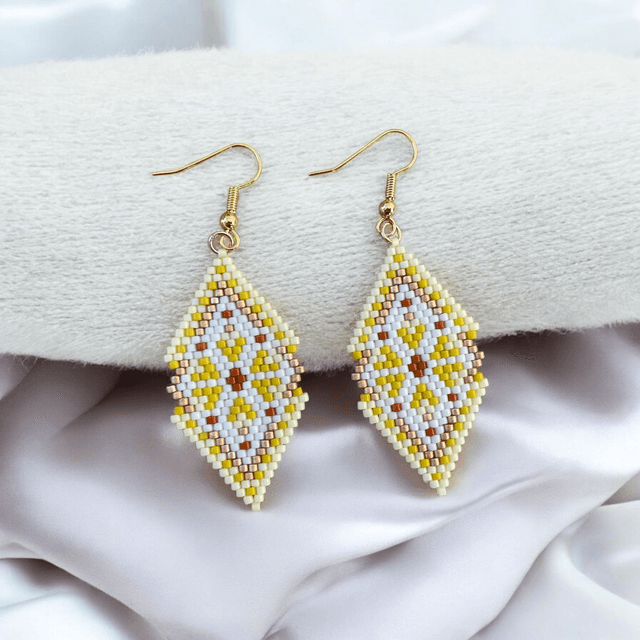 Boucles d&#039;oreilles losange tons jaune et blanc 