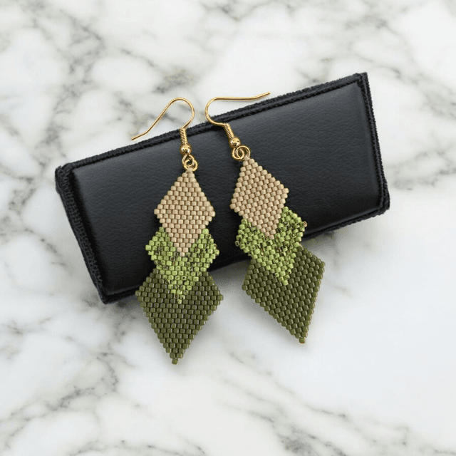 Boucles d&#039;oreilles trio de losanges tons beige et vert