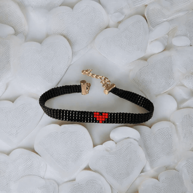 Bracelet fin noir coeur rouge