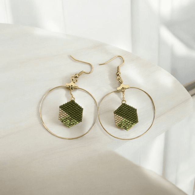 Créoles motif hexagone tons beige et vert