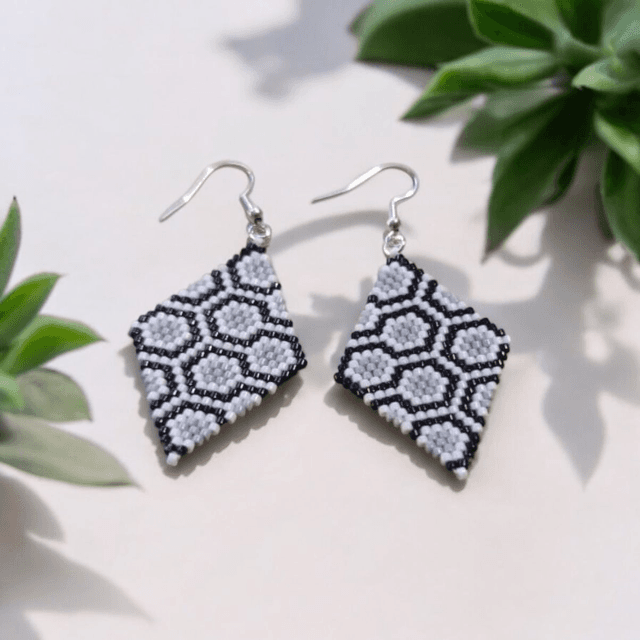 Boucles d&#039;oreilles losange gris, blanc et noir