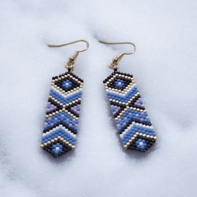 Boucles d&#039;oreilles longues bleu, noir, blanc, or et mauve