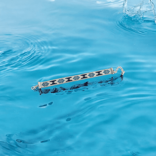 Bracelet fin tons bleu, blanc et argent
