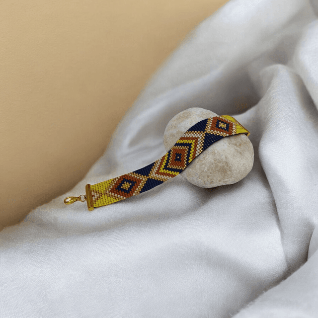 Bracelet jaune, bleu, caramel, blanc et or
